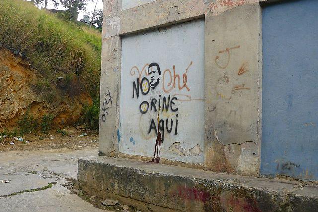 Graffiti mit Bild von Chávez - "Hier nicht pinkeln"
