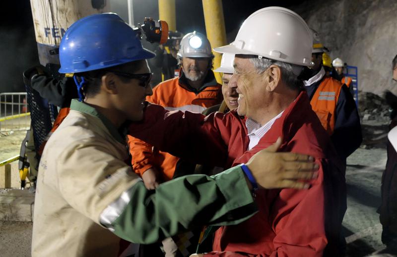 Präsident Piñera (r.) mit gerettetem Bergarbeiter