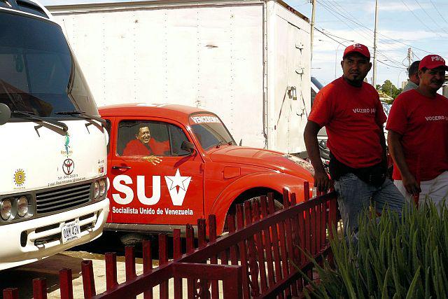VW-Käfer mit Foto von Chavez auf dem Fenster des Beifahrers