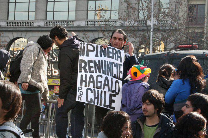 Ein Demonstrant meint: "Piñera, tritt zurück, tu es für Chile"