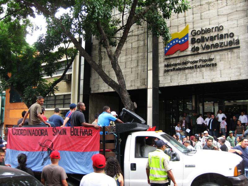 LKW der Coordinadora Simón Bolívar vor dem Außenministerium