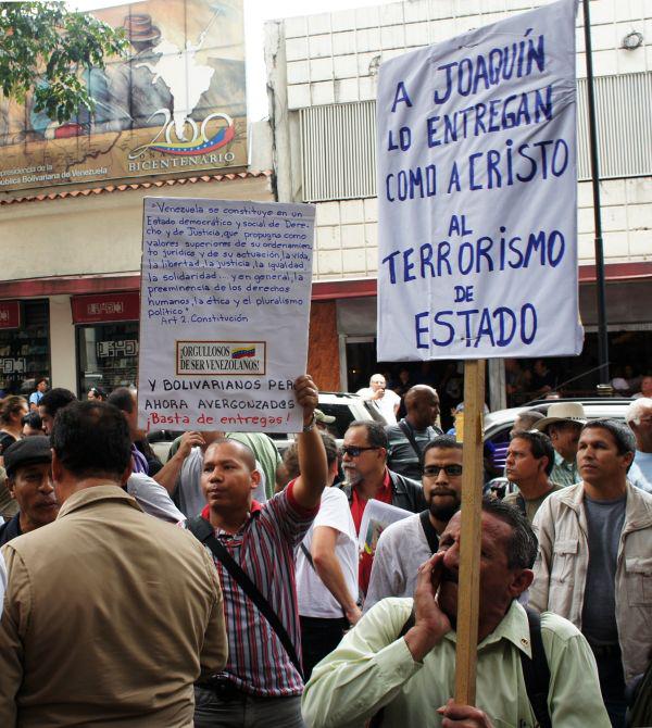 Protestschild: "Joaquín wurde an den Staatsterrorismus übergeben wie Christus"