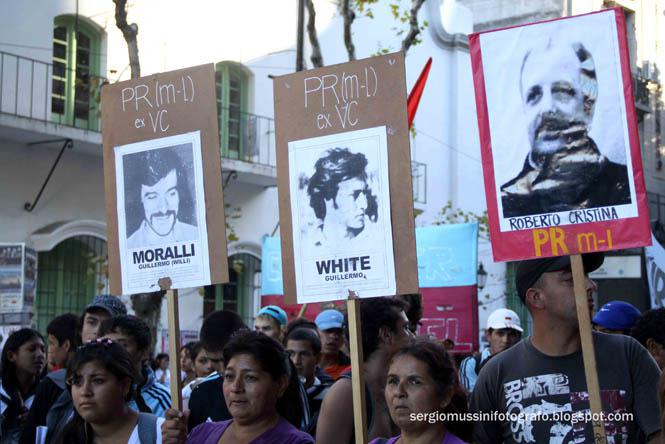 Demonstranten tragen Plakate mit Fotos ihrer verschwundenen Angehörigen