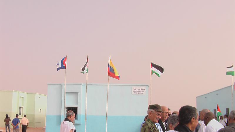 Die Flaggen Kubas, Venezuelas und der Demokratischen Arabischen Republik Sahara (DARS) vor Schulgebäuden Die Flaggen Kubas, Venezuelas und der Demokratischen Arabischen Republik Sahara (DARS) vor Schulgebäuden