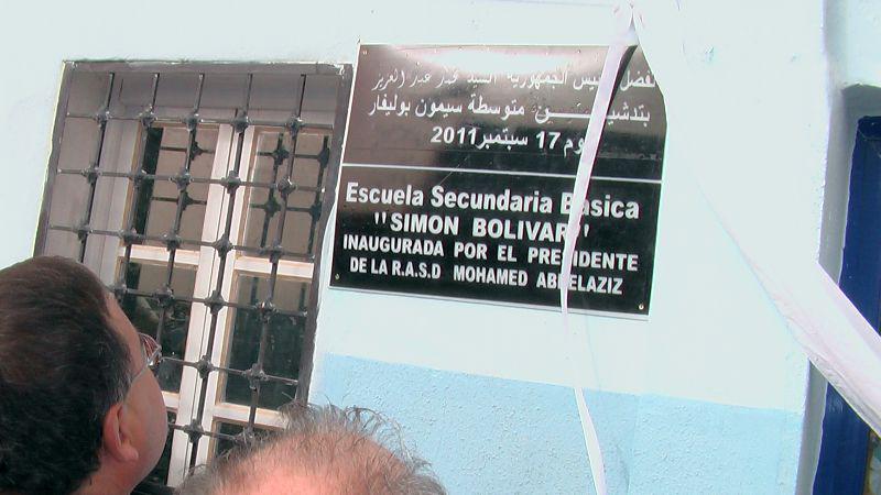 Tafel am Gebäude benennt die Schule nach Simón Bolívar