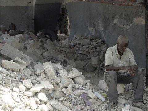 Zwei Männer sitzen auf den Trümmern eines durch das Erdbeben zerstörten Hauses.

August 2010, Port-au-Prince, Haiti