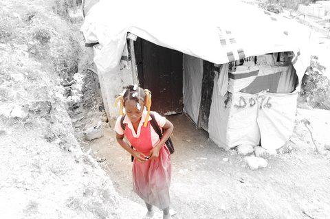 ein Mädchen auf dem Weg zur Schule im Flüchtlingslager.

Juli 2010, Port-au-Prince, Haiti