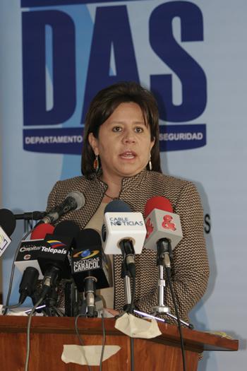 Maria del Pilar Hurtado vor Mikrofonen