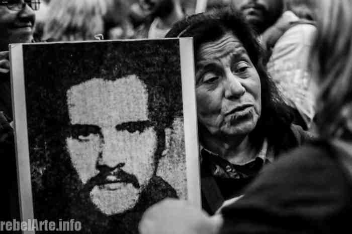Die Demonstranten tragen Bilder ihrer verschwundenen Angehörigen
