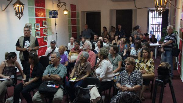 Gäste bei einer Podiumsdiskussion von Cuba Sí