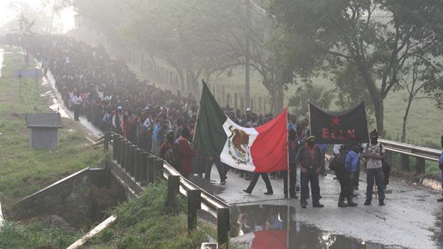 Vermummmte zapatistische Demonstration
