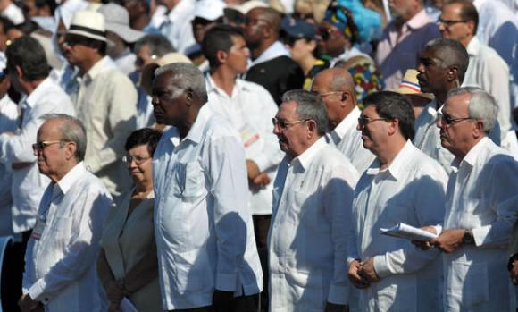 Präsident Raúl Castro und Regierungsmitglieder bei der Messe