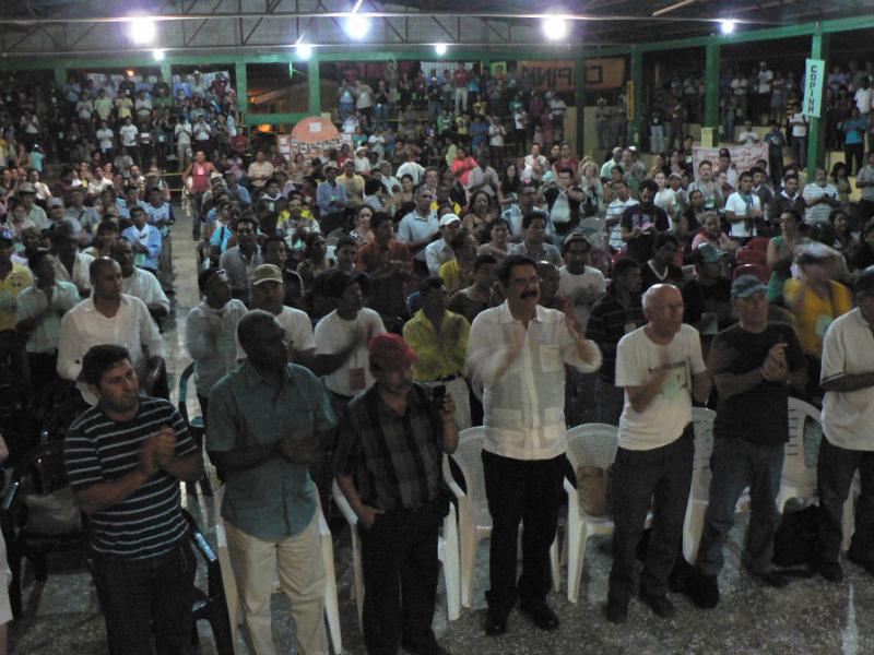 Pater Fausto Milla und Ex-Präsident Manuel Zelaya unterstützen die Aktivisten