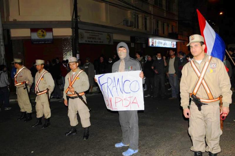 Auf dem Plakat des Demonstranten steht: "Franco - Putschist" Auf dem Plakat des Demonstranten steht: "Franco - Putschist"