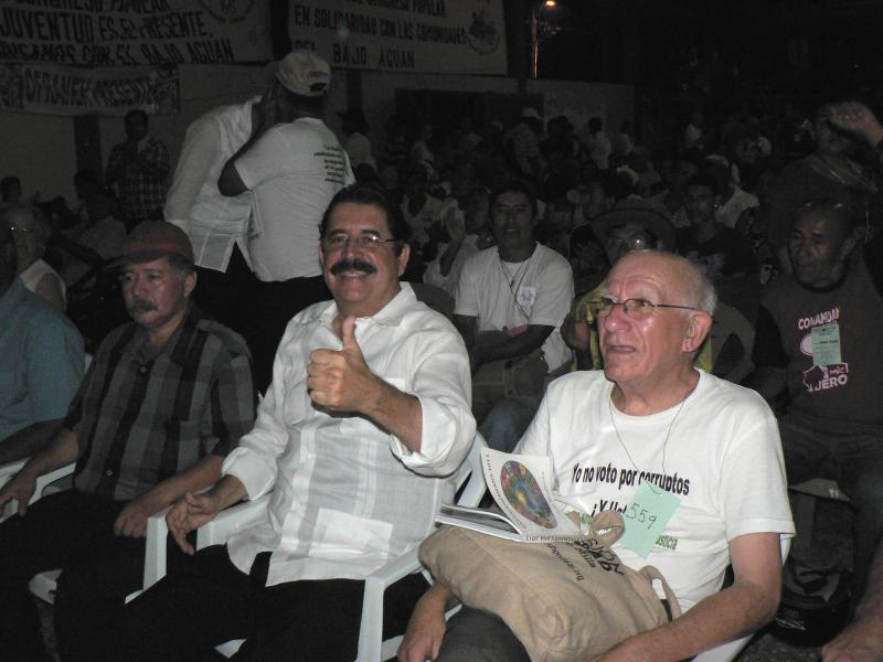 Manuel Zelaya und Pater Fausto Milla