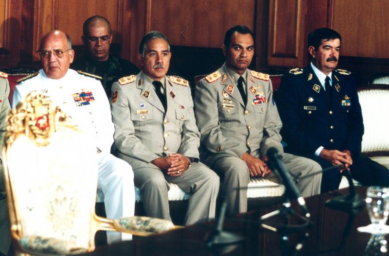 Am Putsch beteiligte Militärs (links Vizeadmiral Héctor Ramírez Pérez, der Verteidigungsminister der Putschregierung)