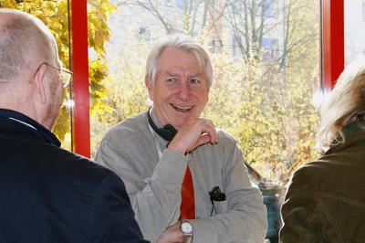 Gehrcke im Gespräch mit Konferenzgästen.