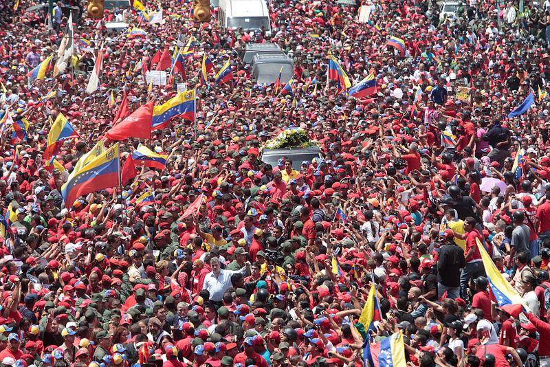 Hunderttausende sind auf den Straßen. Chávez wird zur Militärakademie in Caracas gebracht