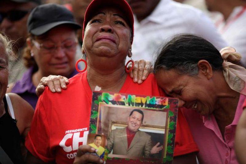 Frauen mit einem Portrait von Hugo Chávez