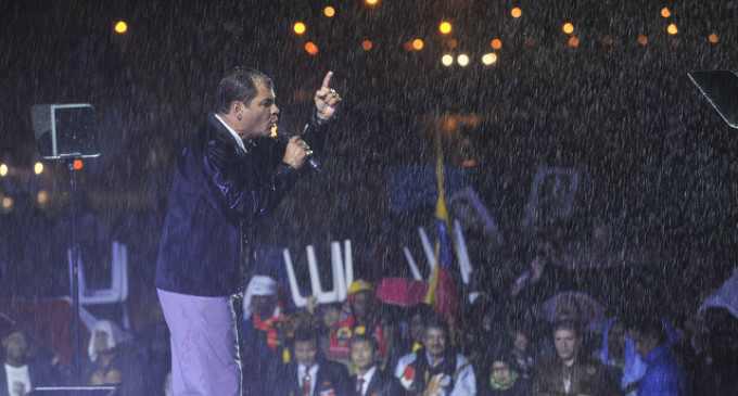 Präsident Rafael Correa bei seiner Rede am Abend der Eröffnungsfeier: "Ecuador heißt euch herzlich willkommen, dieses Land ist auch euer Land"