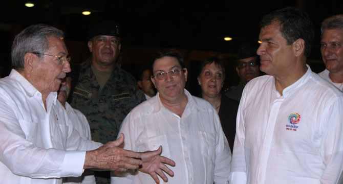 Ecuadors Präsident Rafael Correa bei seinem Besuch in Kuba, hier mit Präsident Raúl Castro und Außenminister Bruno Rodríguez