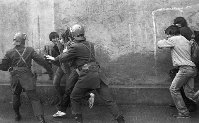 Festnahme von Studenten innerhalb der Fakultät für Naturwissenschaften der Universität von Chile, Santiago (1985)