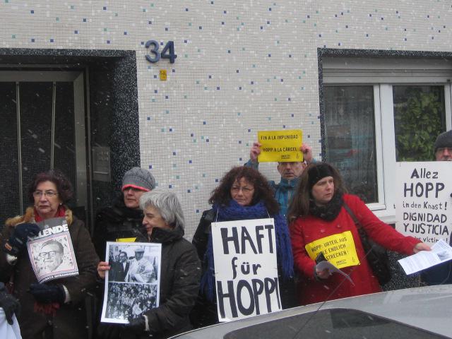 Demonstranten verlangen die Verhaftung von Hopp.