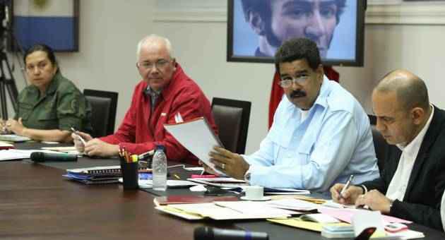 Venezuelas Präsident Nicolás Maduro, rechts neben ihm Energieminister Jesse Chacón