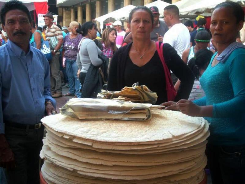 Die "sozialistische Kommune La Esperanza del Sur" aus dem Bundesstaat Monagas besteht aus 21 kommunalen Räten. Dort werden u.a. Lebensmittel aus der Yucca hergestellt, wie das Casabe-Brot. "Wir haben erst angefangen, aber es läuft gut", sagte die Frau rechts