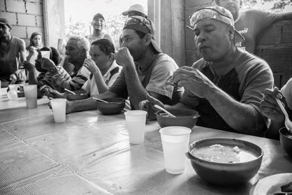 Einige Familien haben die Aufgabe übernommen, die Arbeitenden mit Essen zu versorgen. Die kräftigende Suppe "Sancocho" gehört immer dazu