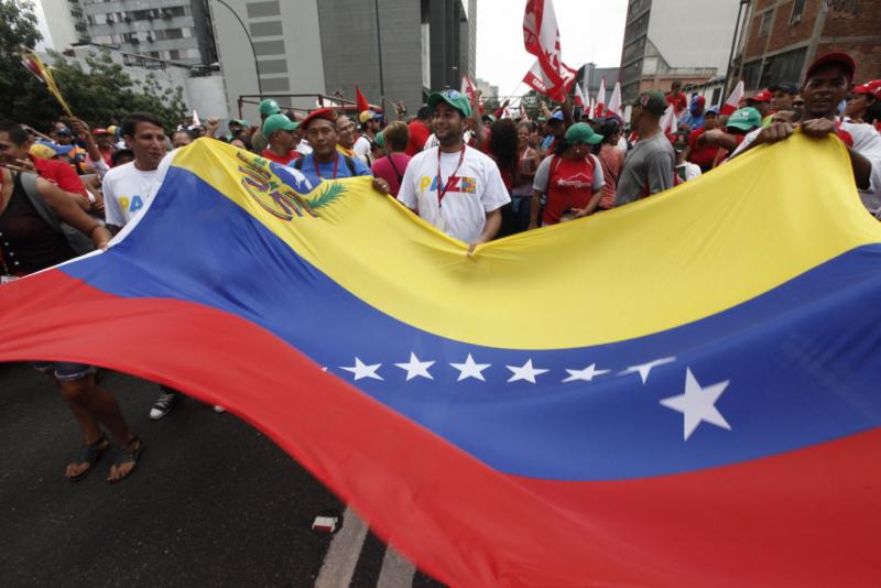 Demonstrierende mit der venezolanischen Flagge