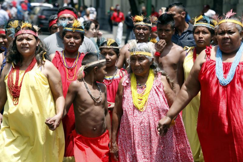 Eine Gruppe indigener Teilnehmer