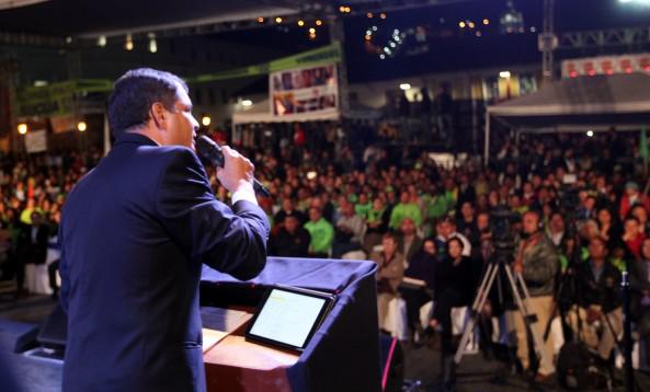 Präsident Correa bei seiner Ansprache. Ein Tag wie der 30. September dürfe nie wieder geschehen
