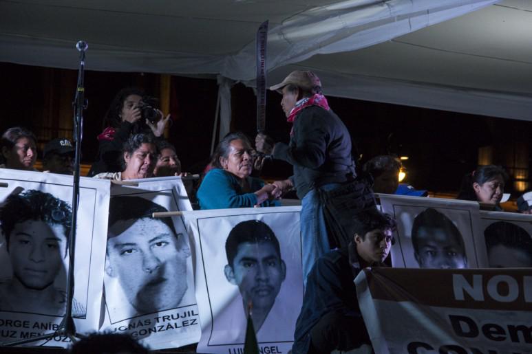 Angehörige der Verschwundenen bei der Kundgebung am Abend in Iguala