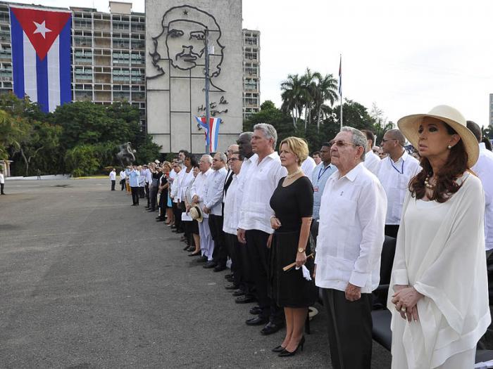 Mitglieder der kubanischen Regierung waren bei der Messe anwesend. Auch Argentiniens Präsidentin Cristina Fernández de Kirchner nahm teil (ganz rechts im Bild)