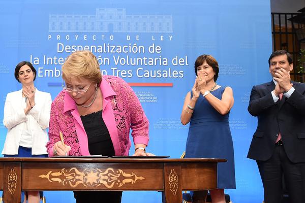 Präsidentin Bachelet bei der Unterzeichung des Gesetzentwurfs am vergangenen Samstag