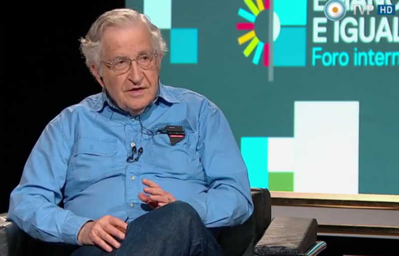 Noam Chomsky beim Interview mit Ignacio Ramonet, das am 13. März für das öffentlich-rechtliche Fernsehen Argentiniens in Buenos Aires durchgeführt wurde