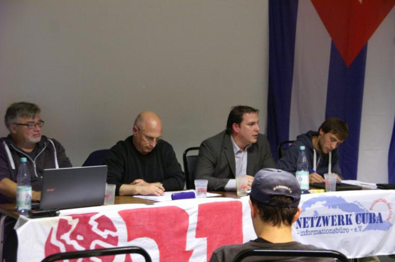 Alberto Berbes Sainz de la Torre von der Botschaft Kubas (zweiter von rechts) und Vertreter der Kuba-Solidarität waren auf dem Podium Alberto Berbes Sainz de la Torre von der Botschaft Kubas (zweiter von rechts) und Vertreter der Kuba-Solidarität waren auf dem Podium