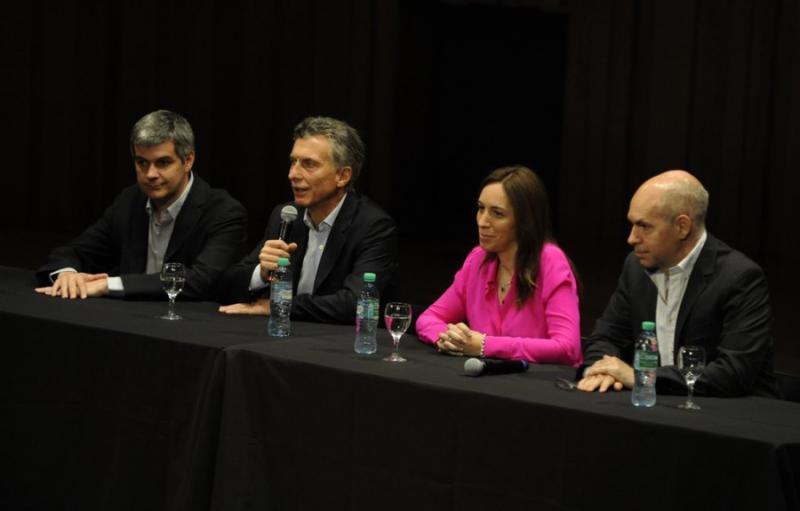 Macri gibt bei einer Pressekonferenz die Mitglieder seines Kabinetts bekannt