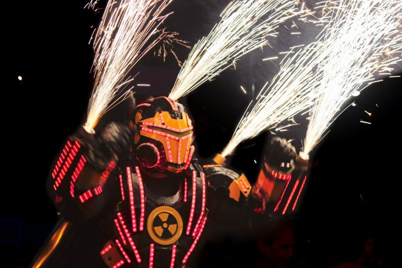 Am Wochendende des 18. April fanden auf zahlreichen öffentlichen Plätzen und Straßen Aufführungen statt. Darunter das Stück "Megatron" der Gruppe Zancos Venezuela, ... Am Wochendende des 18. April fanden auf zahlreichen öffentlichen Plätzen und Straßen Aufführungen statt. Darunter das Stück "Megatron" der Gruppe Zancos Venezuela, ...