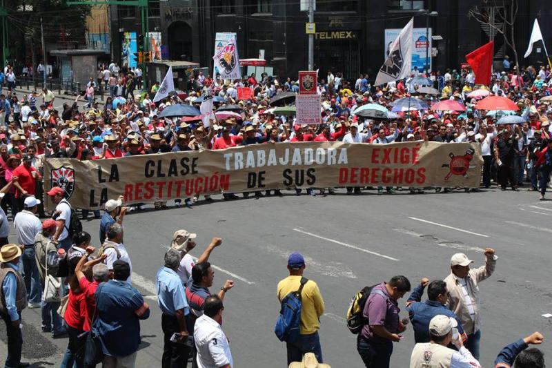 In Mexiko-Stadt demonstrierten tausende Arbeiter, Bauern und Angestellte gegen die strukturellen Reformen der Regierung und die Verfolgung sozialer Aktivisten: "Die Arbeiterklasse fordert ihre Rechte"