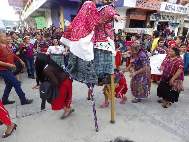 "Fiesta" während der Demonstration zum Auftakt des Festivals