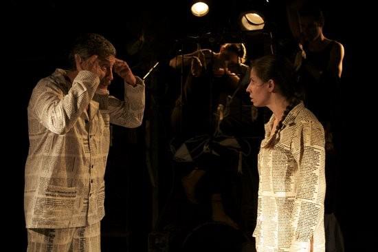 Die Gruppe Teatro del Silencio aus Venezuela führte das Stück "Famlientreffen von Toten" auf, das die Diktaturen in Südamerika in den 60er-, 70er- und 80er-Jahren und ihre Zusammenarbeit in der "Operation Condor" zum Thema hat Die Gruppe Teatro del Silencio aus Venezuela führte das Stück "Famlientreffen von Toten" auf, das die Diktaturen in Südamerika in den 60er-, 70er- und 80er-Jahren und ihre Zusammenarbeit in der "Operation Condor" zum Thema hat