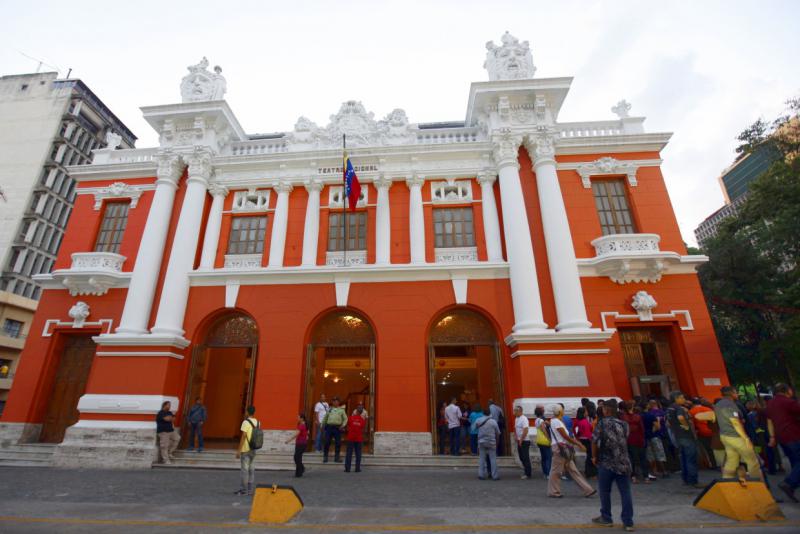 Das Teatro Municipal im Zentrum gehörte zu den Theatern in Caracas, die ungenutzt und fast zerfallen waren, von Grund auf renoviert, wieder in Betrieb genommen und für die Bevölkerung "zurückerobert" wurden Das Teatro Municipal im Zentrum gehörte zu den Theatern in Caracas, die ungenutzt und fast zerfallen waren, von Grund auf renoviert, wieder in Betrieb genommen und für die Bevölkerung "zurückerobert" wurden