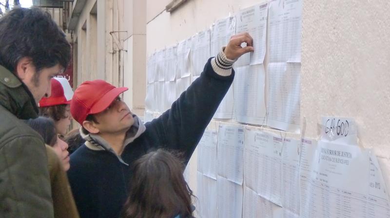 Bürger in Buenos Aires vor den Wahllisten