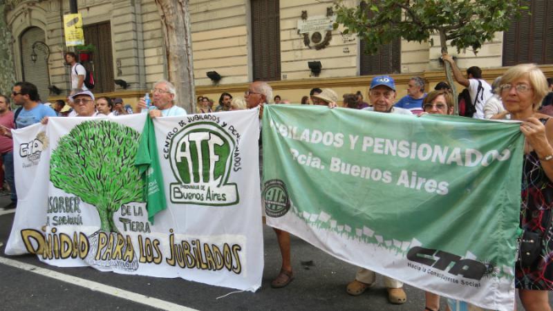 Rentnerinnen und Rentner beteiligten sich. "Würde für Pensionäre" steht auf ihrem Transparent