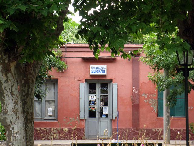 Auch in dieser idyllischen Apotheke in Soriano könnte demnächst Cannabis verkauft werden.