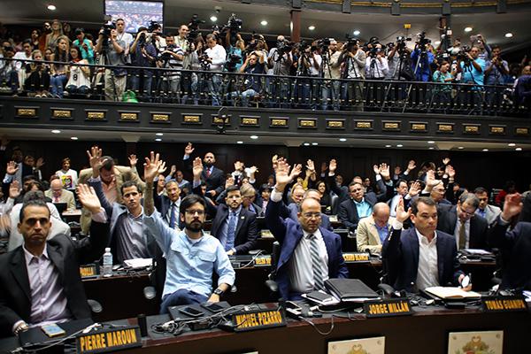 Die Oppositionsmehrheit in Venezuela konstatierte einen Bruch der verfassungsmäßigen Ordnung und einen Putsch durch "das Regime von Nicolás Maduro"