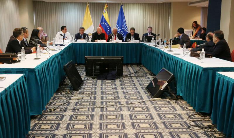 Bei der Dialogrunde am 12. November in Caracas. Links die Delegierten der Regierung, in der Mitte die Vermittler, rechts die MUD-Gesandten