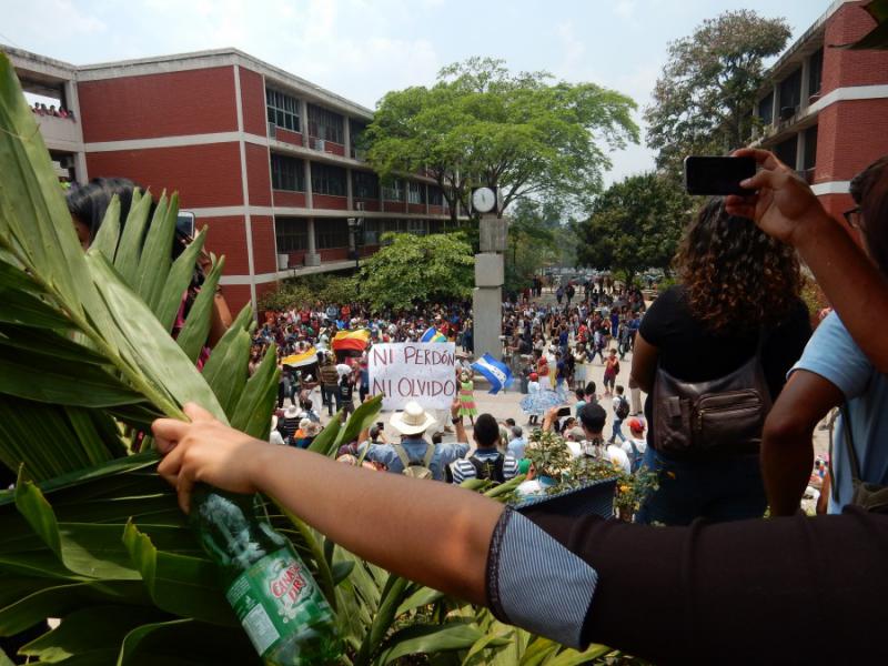 "Kein Vergeben, kein Vergessen". Eine Demonstration für die Aufklärung des Mordes an Berta Cáceres zieht in den Innenhof der Autonomen Universität von Honduras ein. Auch sechs Wochen nach dem Tod der bekannten Aktivistin stehen staatliche Untersuchungsergebnisse aus